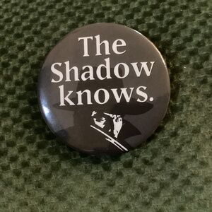 Vintage 1993 THE SHADOW KNOWS Promo Movie Pinback Pin Button Alec Baldwin